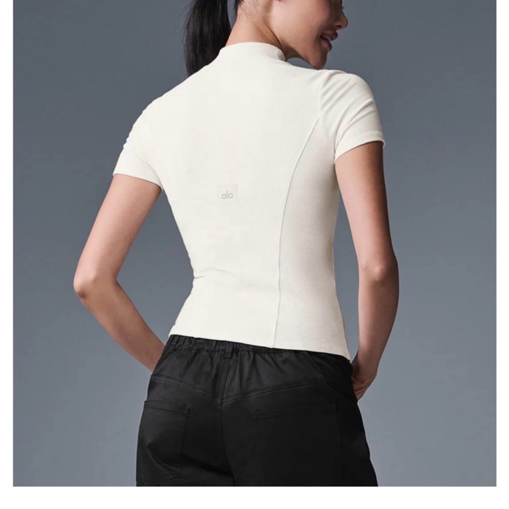 NWT ALO Mesmerize Ribbed Tee